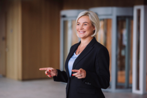 Fotol seisab Swedbanki kõneisik Astrid Maldre