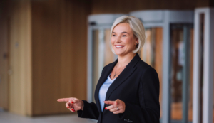 Fotol seisab Swedbanki kõneisik Astrid Maldre