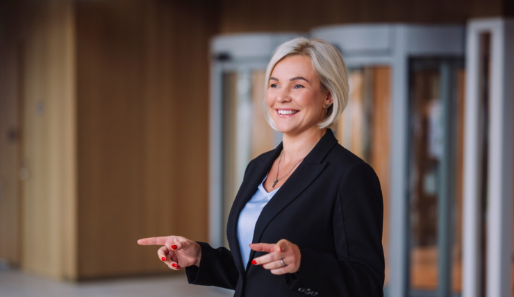 Fotol seisab Swedbanki kõneisik Astrid Maldre