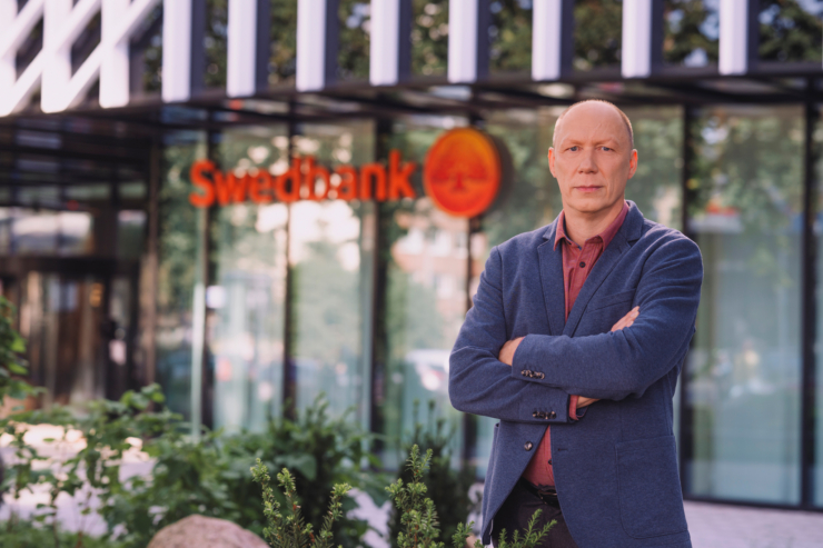 Fotol seisab Swedbanki kõneisik Eero Ergma
