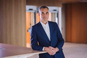 Fotol seisab Swedbanki kõneisik Eero Treumann