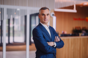 Fotol seisab Swedbanki kõneisik Eero Treumann