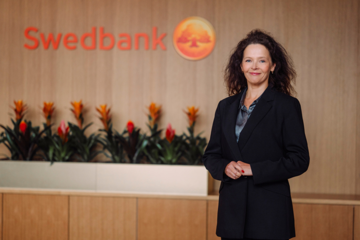 Fotol seisab Swedbanki kõneisik Ene Õunmaa