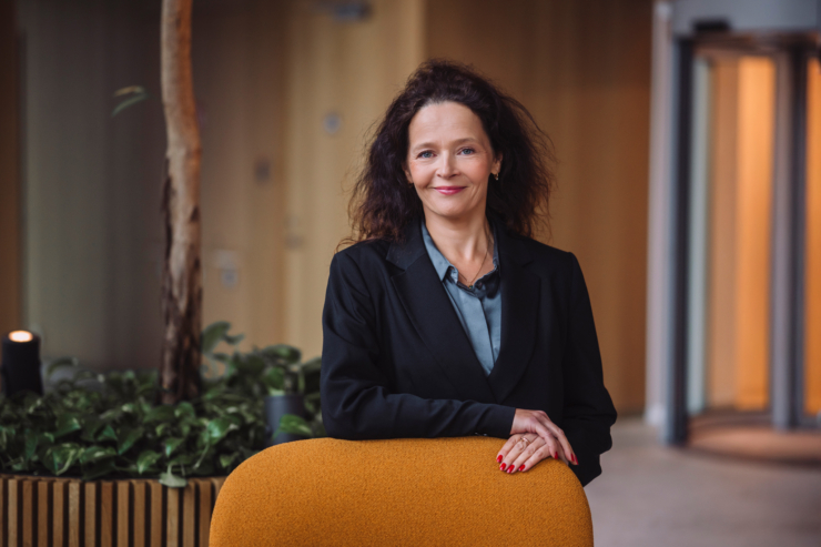 Fotol seisab Swedbanki kõneisik Ene Õunmaa