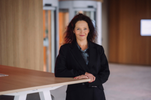 Fotol seisab Swedbanki kõneisik Ene Õunmaa