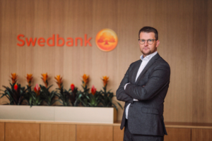 Fotol seisab Swedbanki kõneisik Ero Viik