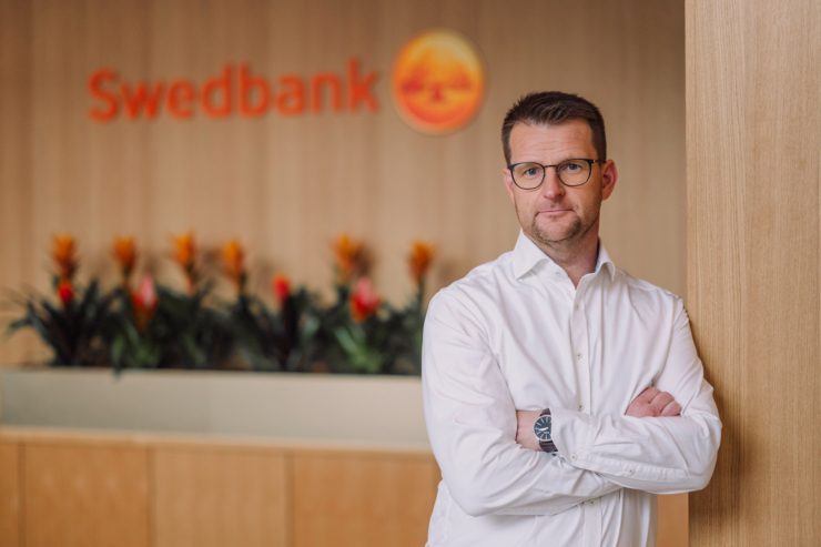 Fotol seisab Swedbanki kõneisik Ero Viik