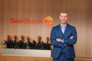 Fotol seisab Swedbanki kõneisik Jaan Männik