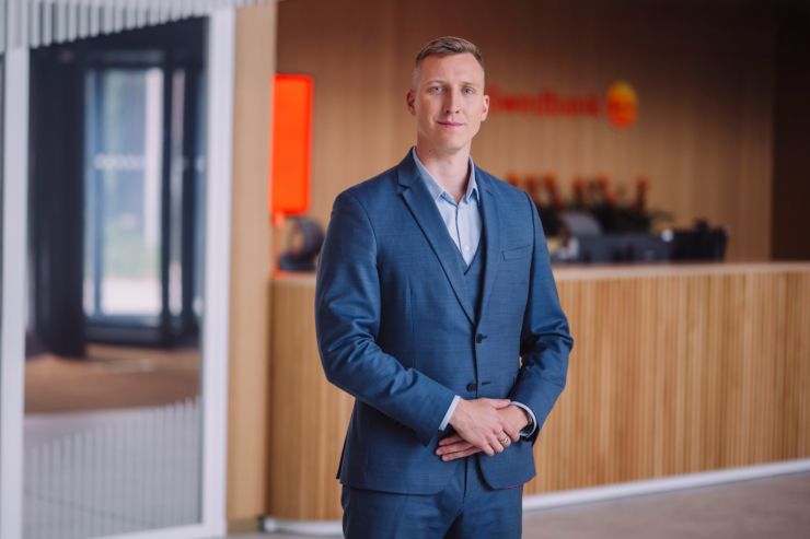 Fotol seisab Swedbanki kõneisik Jaan Männik