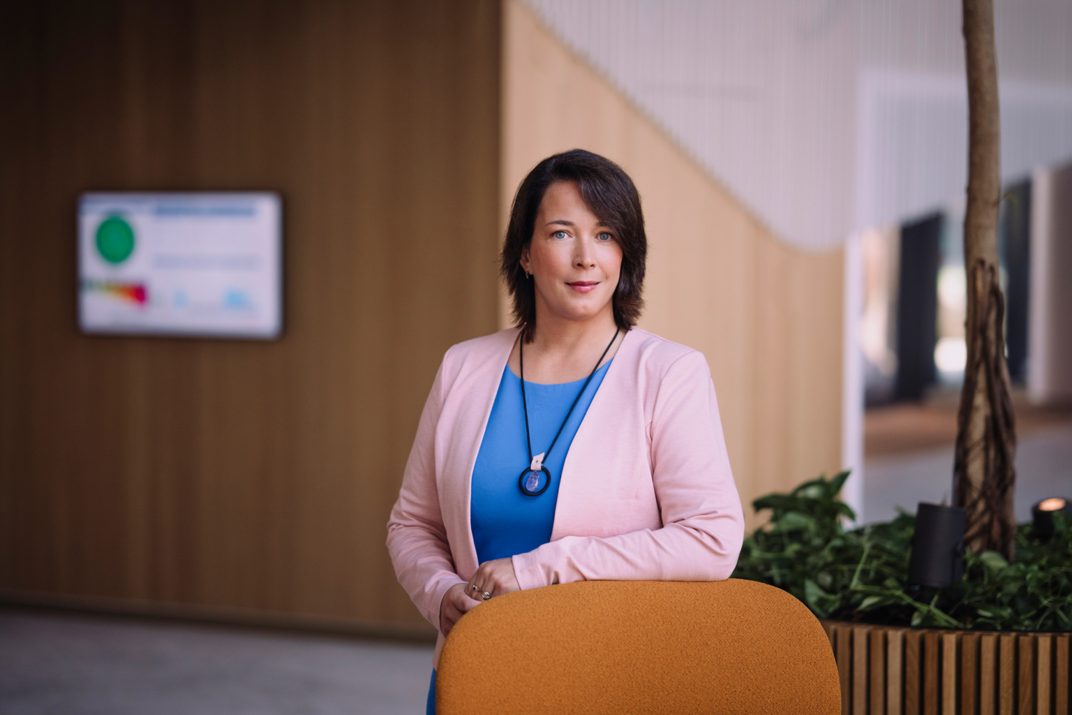 Fotol on Swedbanki kõneisik Kadi Tõnismaa seismas