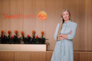 Fotol seisab Swedbanki kõneisik Karin Saar