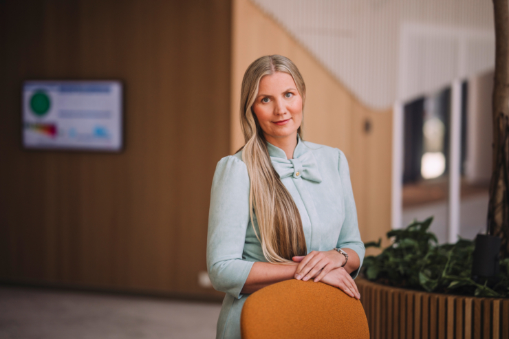 Fotol seisab Swedbanki kõneisik Karin Saar