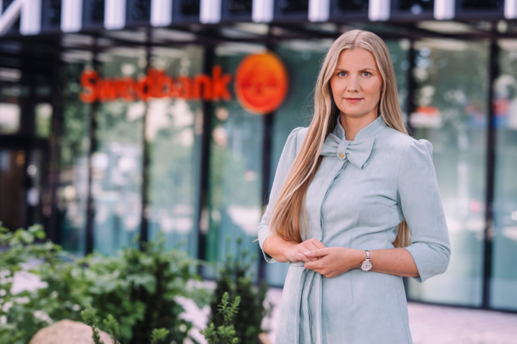 Fotol seisab Swedbanki kõneisik Karin Saar