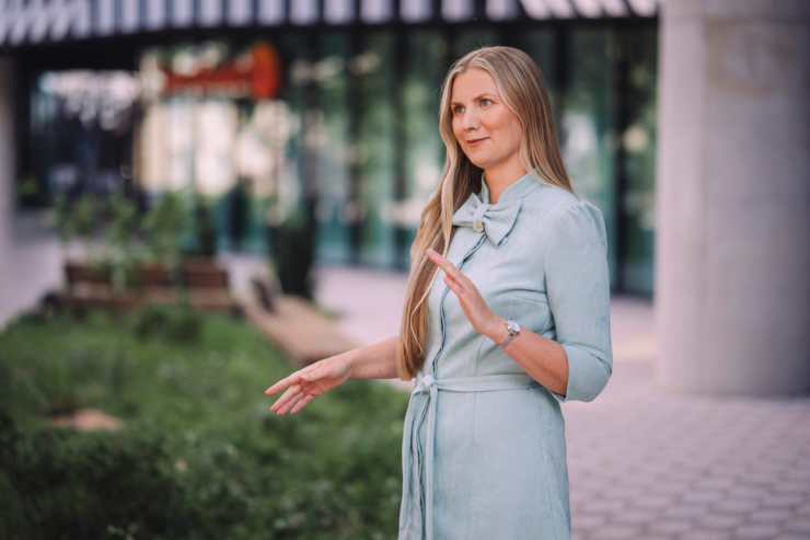 Fotol seisab Swedbanki kõneisik Karin Saar