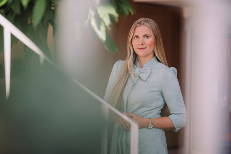 Fotol seisab Swedbanki kõneisik Karin Saar