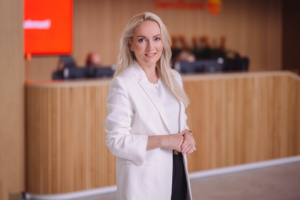 Fotol seisab Swedbanki kõneisik Liisa-Maria Lees