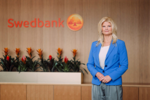 Fotol seisab Swedbanki kõneisik Mari Sukk
