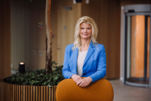 Fotol seisab Swedbanki kõneisik Mari Sukk