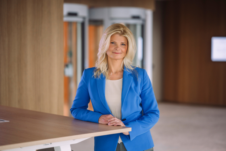 Fotol seisab Swedbanki kõneisik Mari Sukk