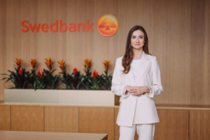 Fotol seisab Swedbanki kõneisik Maria Lootsma