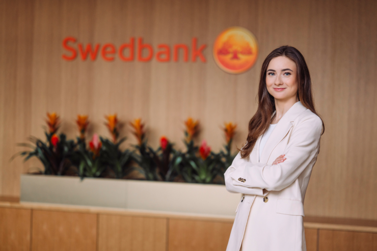 Fotol seisab Swedbanki kõneisik Maria Lootsma