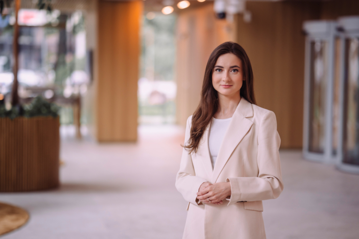 Fotol seisab Swedbanki kõneisik Maria Lootsma