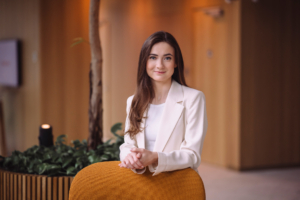 Fotol seisab Swedbanki kõneisik Maria Lootsma