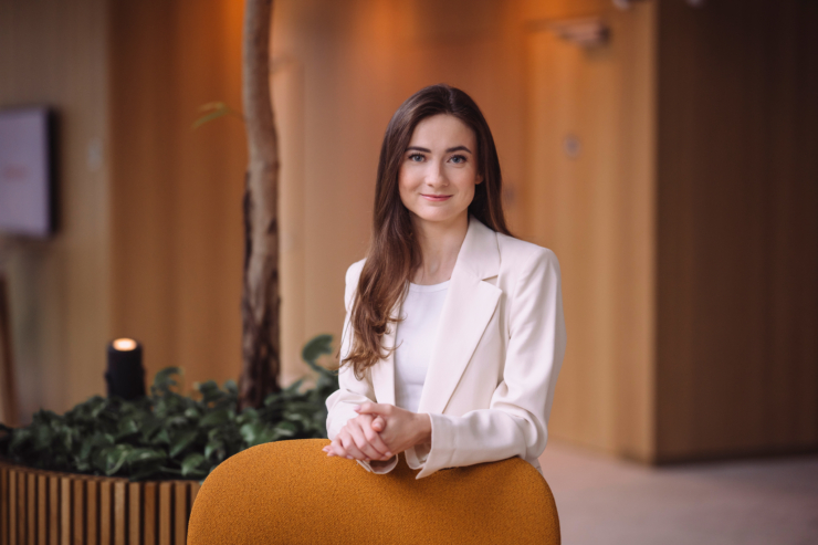 Fotol seisab Swedbanki kõneisik Maria Lootsma