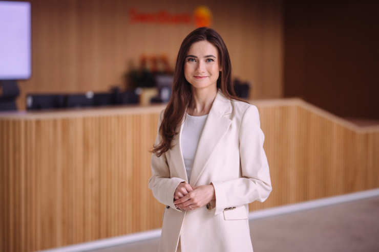 Fotol seisab Swedbanki kõneisik Maria Lootsma