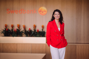Fotol seisab Swedbanki kõneisik Maris Riim