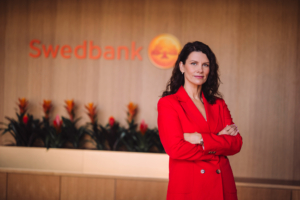 Fotol seisab Swedbanki kõneisik Maris Riim