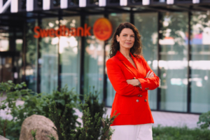 Fotol seisab Swedbanki kõneisik Maris Riim