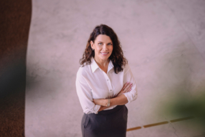 Fotol seisab Swedbanki kõneisik Maris Riim