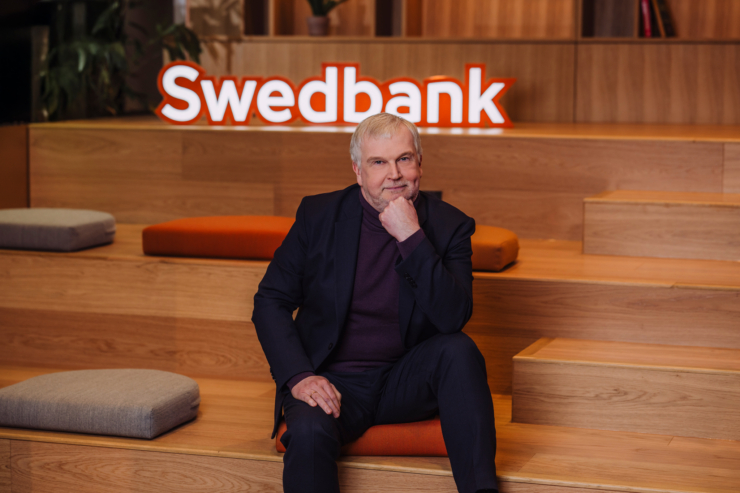 Fotol seisab Swedbanki kõneisik Marko Keerd
