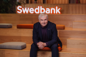 Fotol seisab Swedbanki kõneisik Marko Keerd