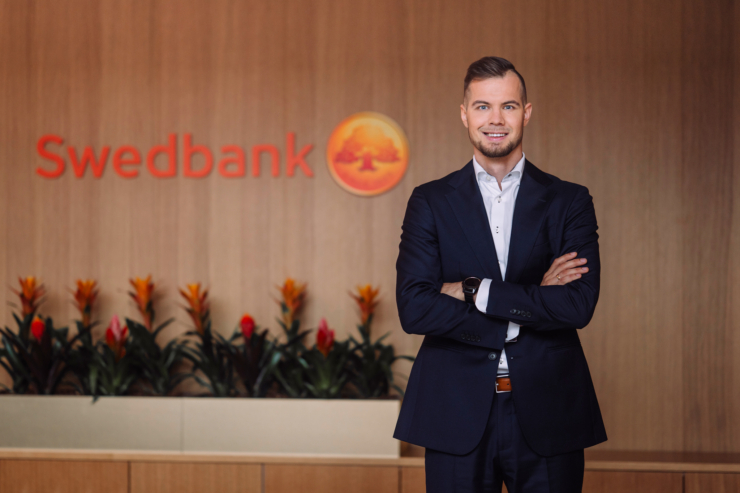 Fotol seisab Swedbanki kõneisik Martin Korjus