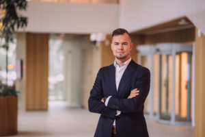 Fotol seisab Swedbanki kõneisik Martin Korjus