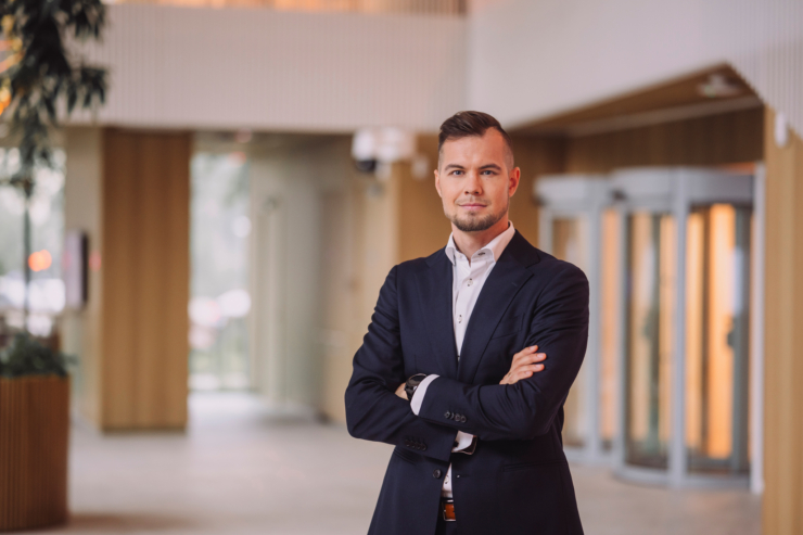 Fotol seisab Swedbanki kõneisik Martin Korjus