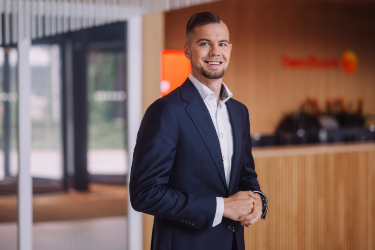 Fotol seisab Swedbanki kõneisik Martin Korjus
