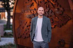 Fotol seisab Swedbanki kõneisik Mihkel Tamm