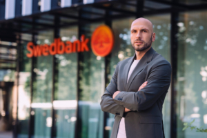 Fotol seisab Swedbanki kõneisik Mihkel Tamm