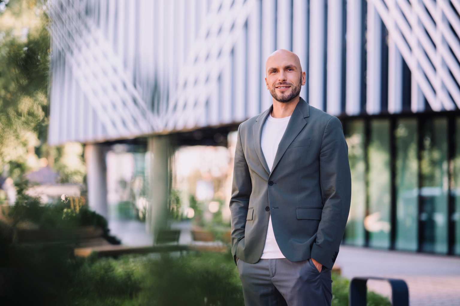 Fotol seisab Swedbanki kõneisik Mihkel Tamm