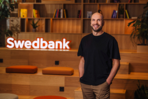 Fotol seisab Swedbanki kõneisik Mihkel Tamm