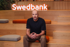 Fotol seisab Swedbanki kõneisik Mihkel Tamm