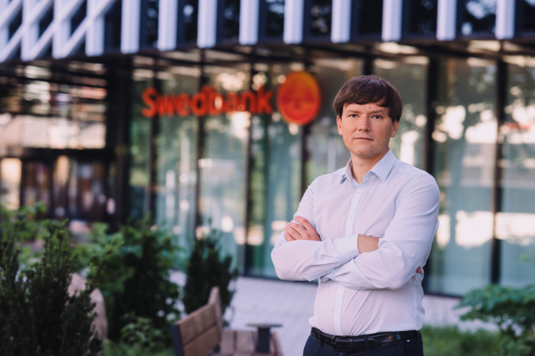 Fotol seisab Swedbanki kõneisik Mihkel Utt