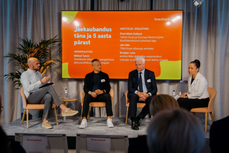 Swedbanki kaubandusseminar 2025 panelistid ja moderaator laval. Vasakult paremale: Mihkel Tamm, Kristjan Luha, Jüri Käo, Piret Mürk-Dubout