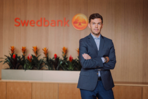 Fotol seisab Swedbanki kõneisik Priit Lopsik