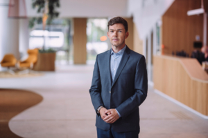 Fotol seisab Swedbanki kõneisik Priit Lopsik