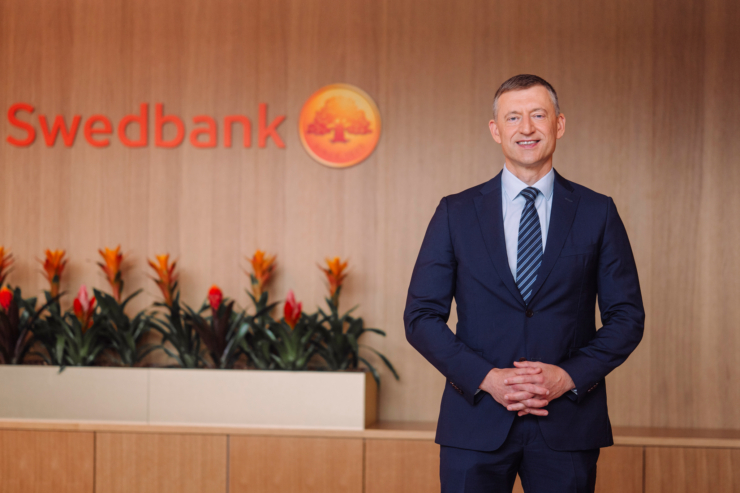 Fotol seisab Swedbanki kõneisik Raul Kirsimäe