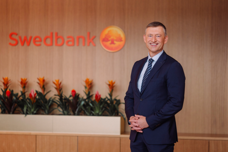 Fotol seisab Swedbanki kõneisik Raul Kirsimäe